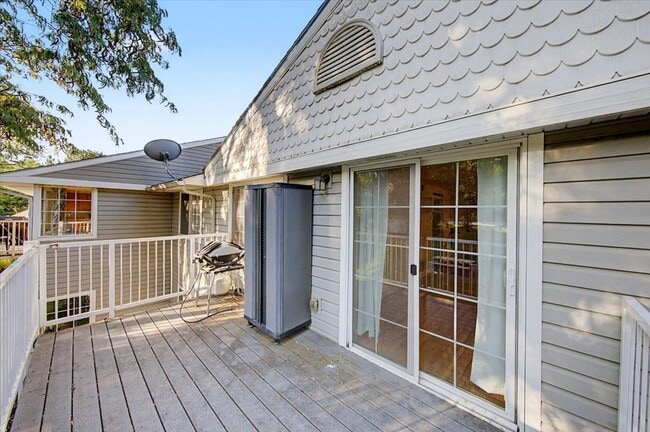 Building Photo - 407 Village Ln