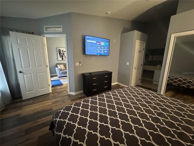 Building Photo - 2802 Club Cortile Cir