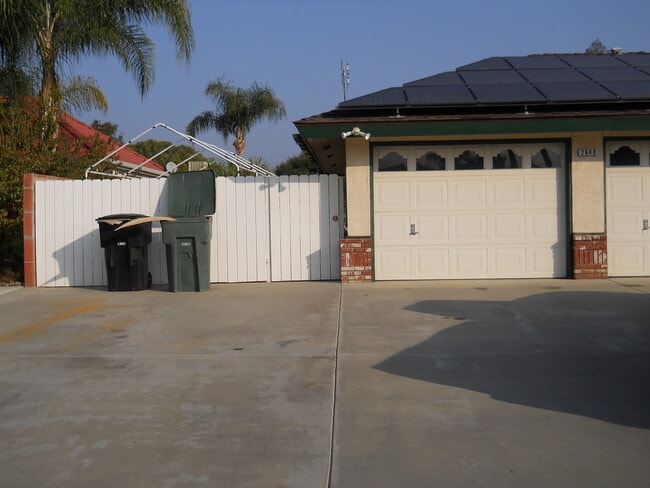 Building Photo - Beautiful Home in Wasco with Solar!!
