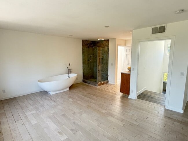 Building Photo - Unique Condo in Huntington Harbor