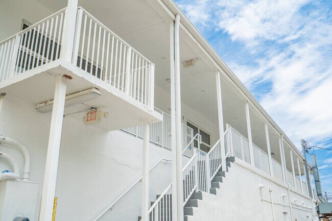 Building Photo - Beachfront Bloo's -2 Units-Ocean View Balc...