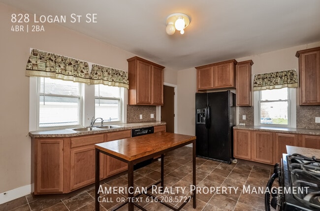 Building Photo - 828 Logan St SE