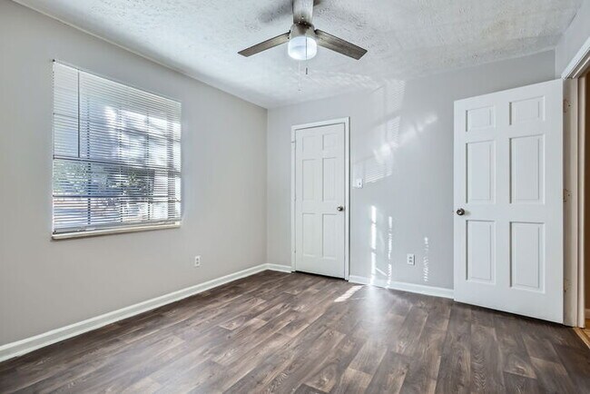 Building Photo - Charming 2-Bedroom Town Home for Rent in M...