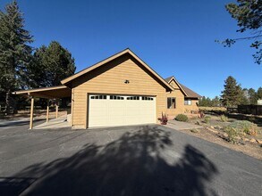 Building Photo - County Setting in NW Bend - 3 Bedroom / 2 Bathroom