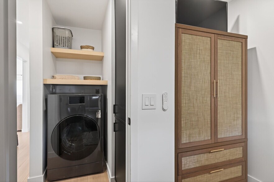 Building Photo - 218 E Surfside Dr