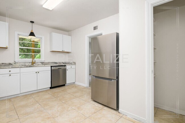 Building Photo - 2505 Robin Hood Dr