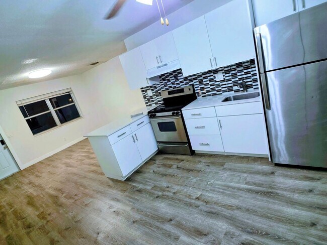 Building Photo - LC 13:22-24 SW 10th St