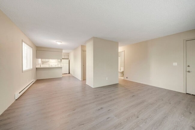 Building Photo - Charming 1-Bedroom in Portland’s Sullivan’s Gulch – MF 29 – NE 21st Ave