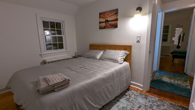 Building Photo - 3 Bedroom Home- Great Location in Darien