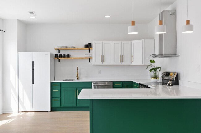 Building Photo - Charming + Modern Highland Park Home - 3 Beds, 2 Baths, Fenced Yard, + Plenty of Parking!