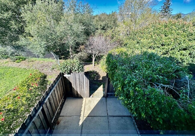 Building Photo - Bright and Spacious 2-Bedroom Condo in Gol...
