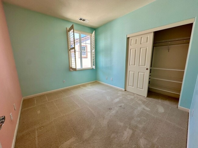 Building Photo - LUXURY HOME WITH BEAUTIFUL FINISHES CENTRA...