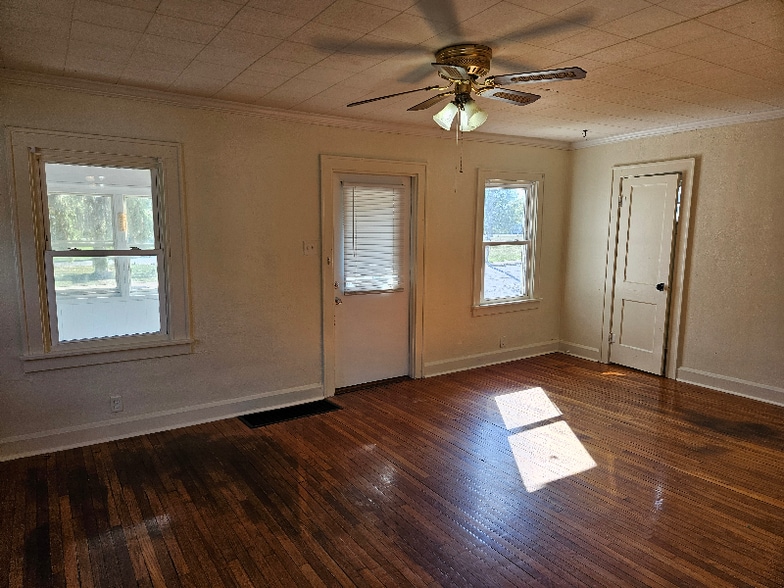 Building Photo - 1008 Muncie