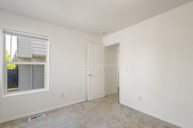 Building Photo - Newly Updated 2 Bed/2 Bath Home in Private...