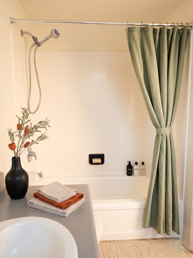 Building Photo - Queen Anne 1-Bedroom Apartment for Rent |  Pet Friendly & On-Site Laundry in Quiet 4-Unit Building