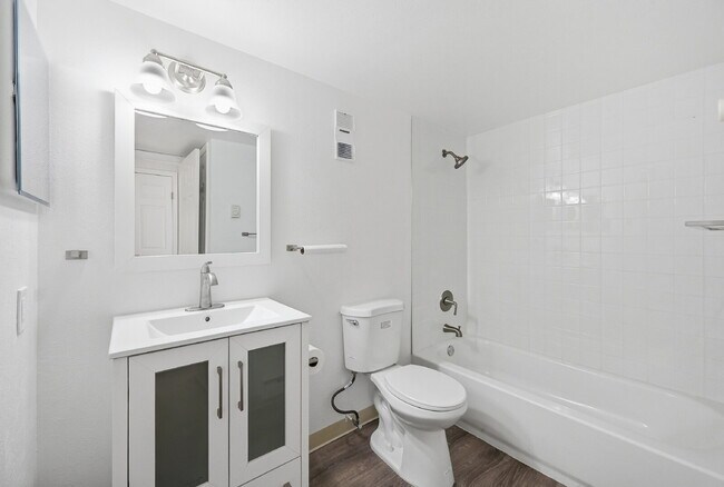 Building Photo - $1,470.95 - 2 Bed, 1 Bath Condo in Aurora with In Unit Laundry!
