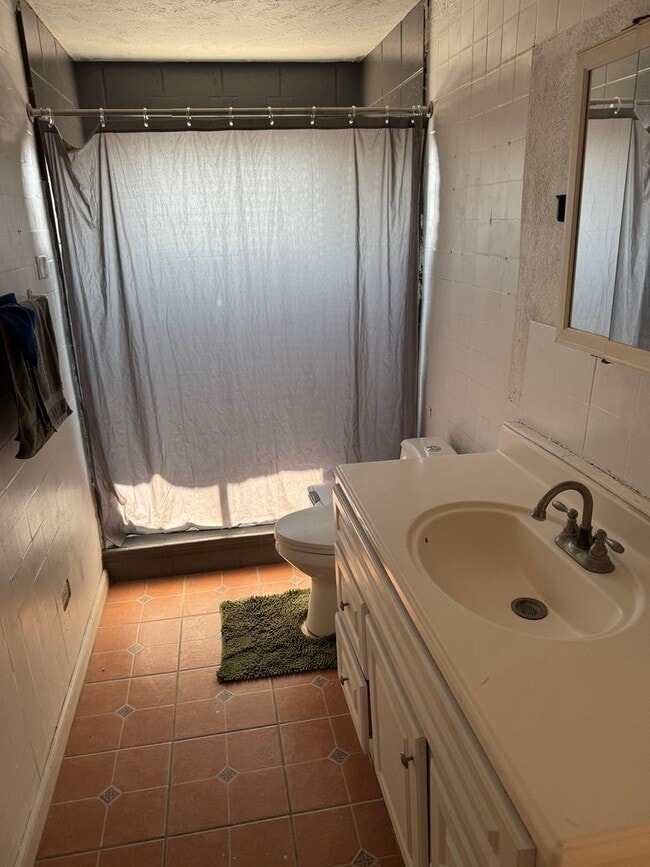 Building Photo - Centrally Located 1 Bedroom Studio Style R...