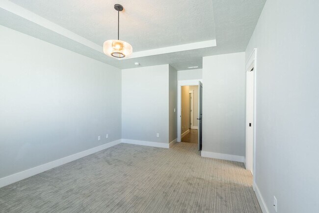Building Photo - Quiet Centrally located 3 bed 2.5 bathroom