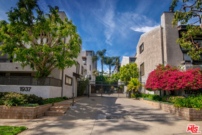 Building Photo - 1925 S Beverly Glen Blvd