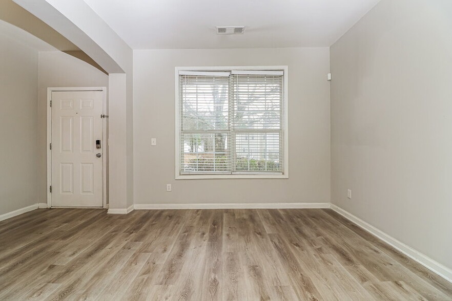 Building Photo - 1610 Silver Oak Dr