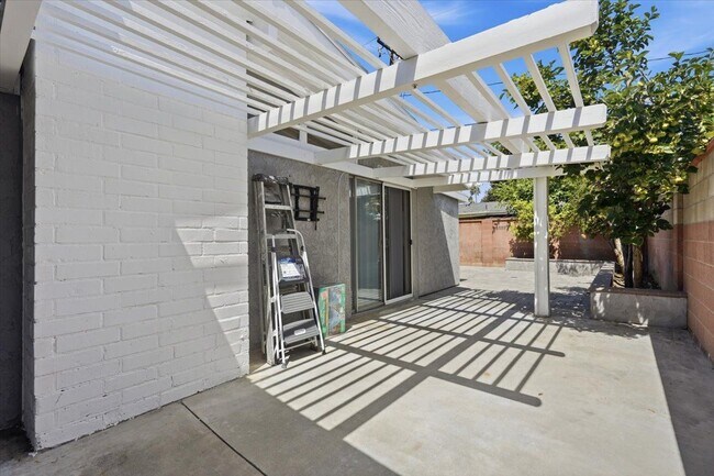 Building Photo - 533 S Devon Rd