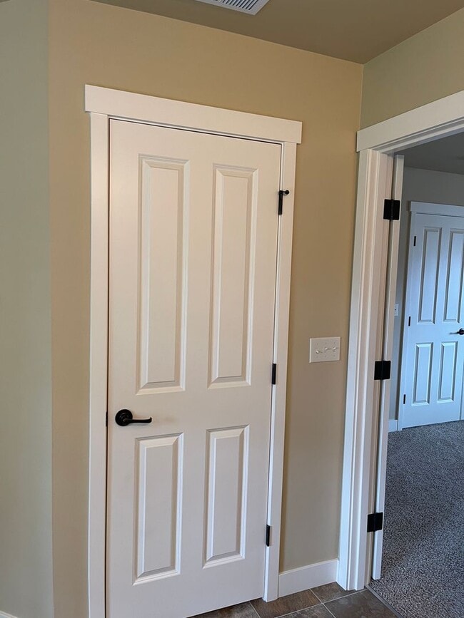 Building Photo - Beautiful 4 Bedroom in a small and exclusive neighborhood