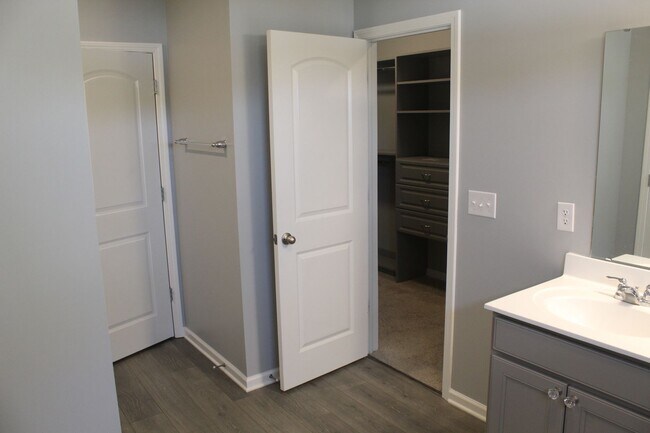 Building Photo - Beautiful Ranch in a popular Avon Community!