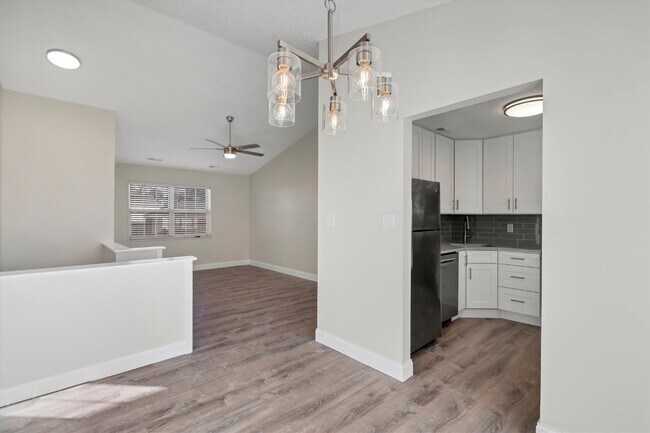 Building Photo - 1607 E Swan Cir