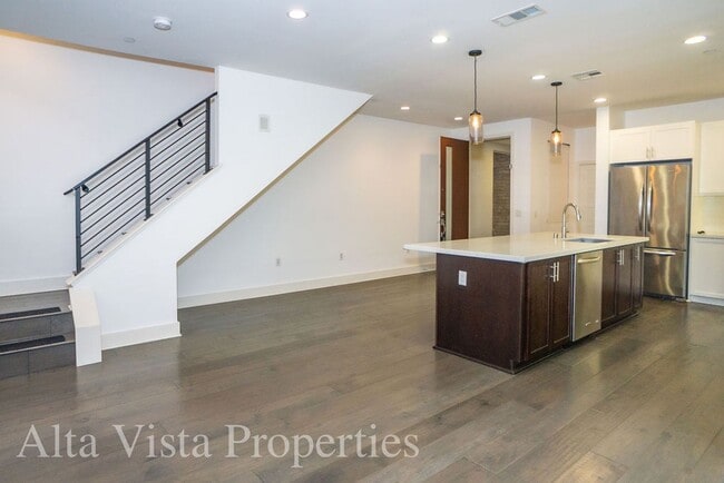 Building Photo - Beautiful Townhome centrally located in Mi...