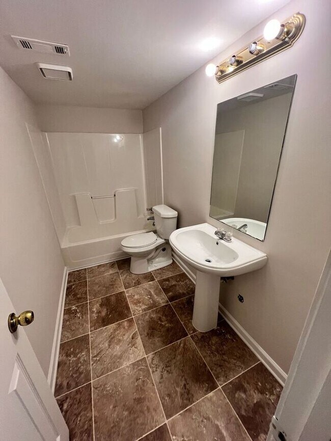 Building Photo - Hard to find and easy to love—this spacious Sugar Hill home won’t last long!