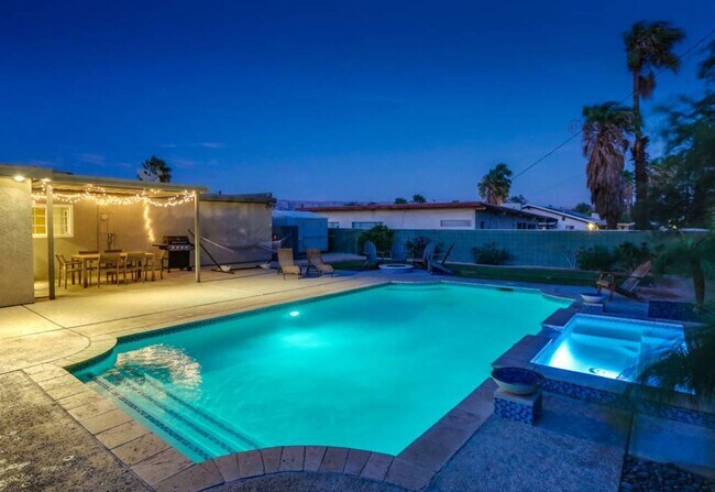 Building Photo - Family-Friendly Oasis in North Palm Springs
