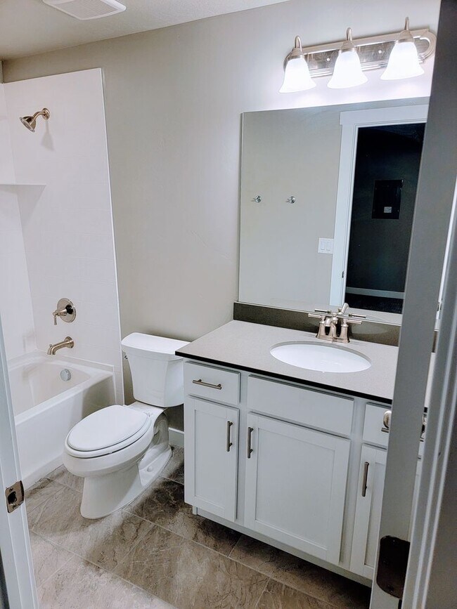 Building Photo - Stunning Townhome!
