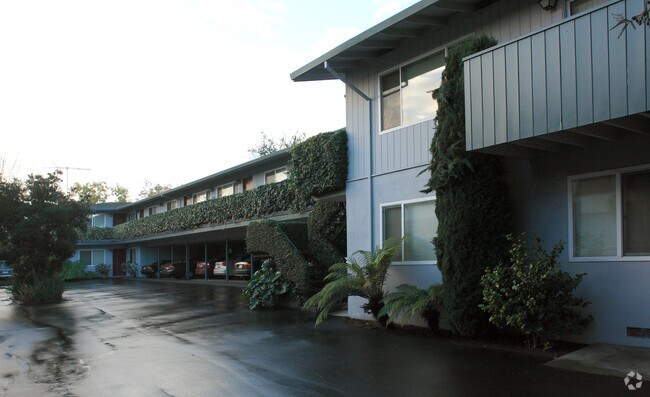 Building Photo - 417 Del Medio Ave