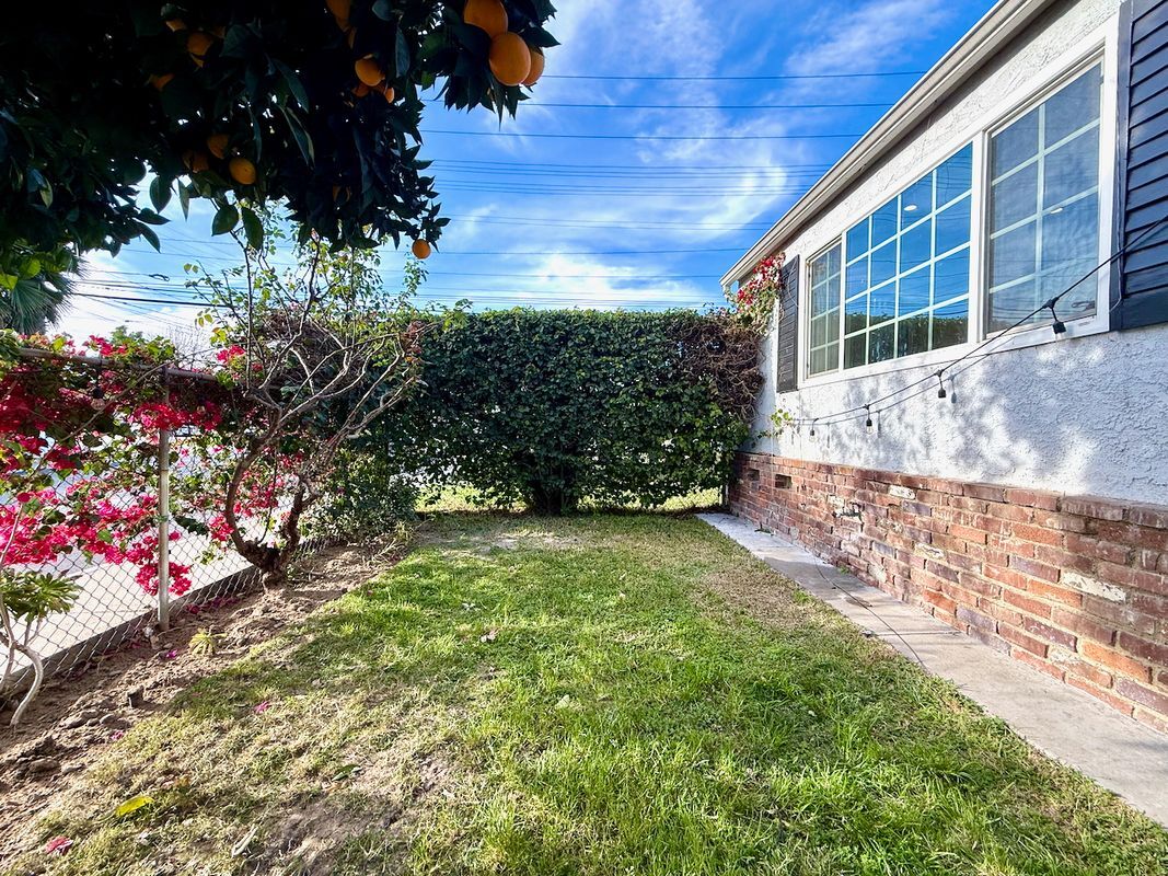 Building Photo - 1004 S Bruce Ln