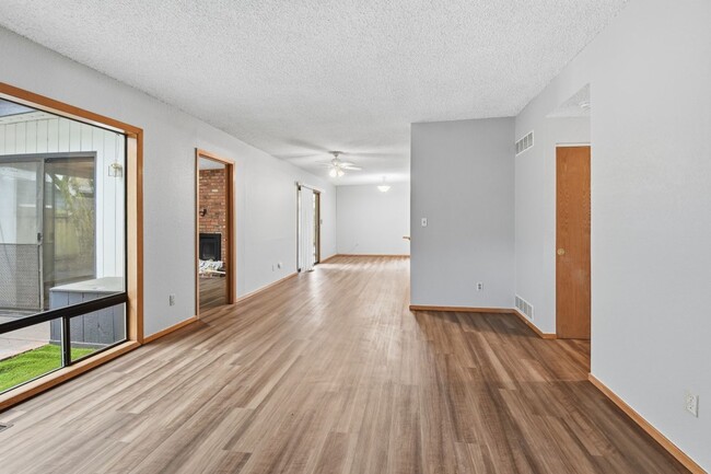 Building Photo - 3Bd/1.75Ba Bellevue House