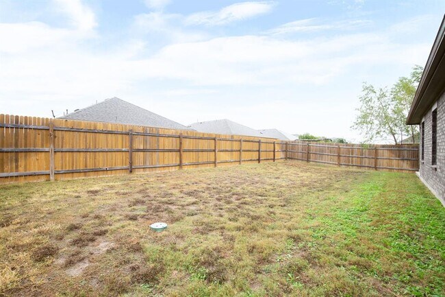 Building Photo - 609 Topaz Ln