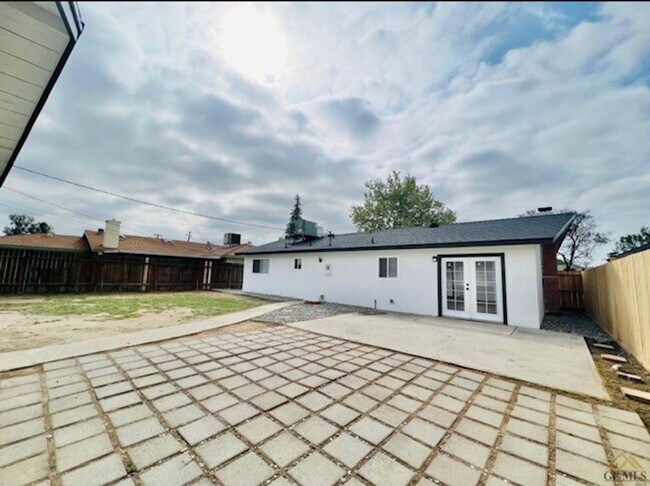 Building Photo - REMODELED 3 bed 2 bath in SW