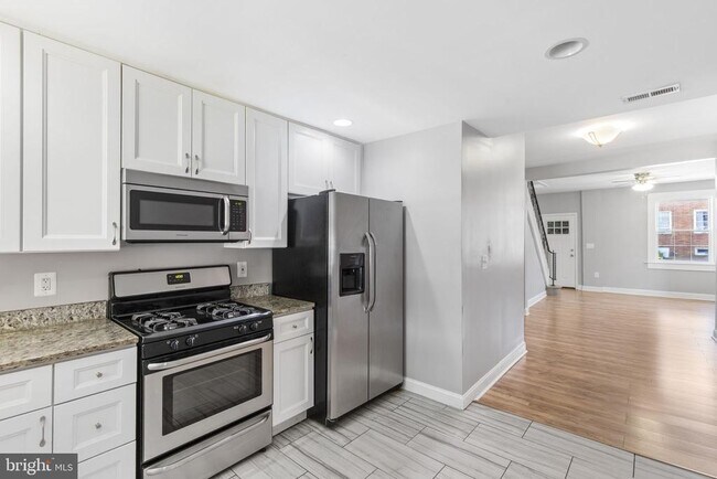 Building Photo - 625 Savage St