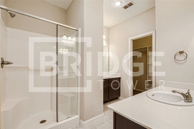 Building Photo - 1313 Lakecrest Ln