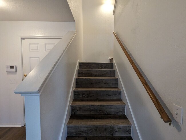Building Photo - 3 Bed / 2 Bath Home with Private Backyard