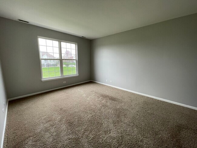 Building Photo - 1624 Fieldstone Dr N