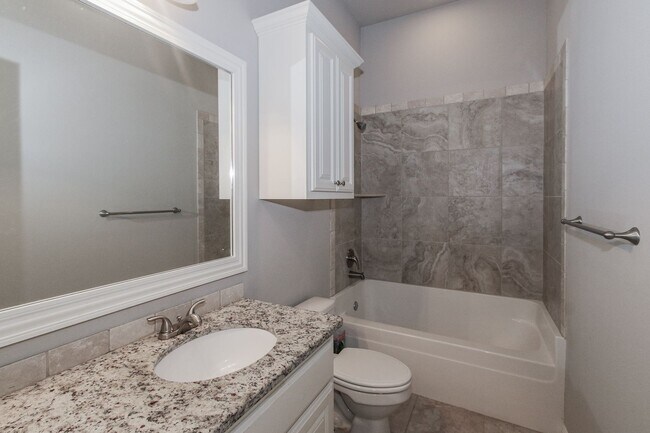 Building Photo - Gorgeous 3 bed/3 bath home in great Bentonville neighborhood
