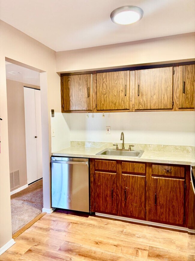 Building Photo - 1 Bedroom, 1 Bathroom Condo located in the...