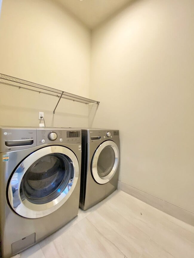 Building Photo - Built in 2017 – Stunning Modern Home for R...