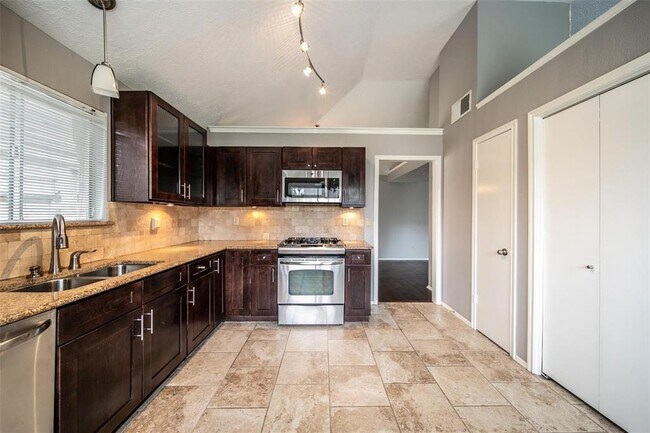 Building Photo - 2903 Avanti Dr