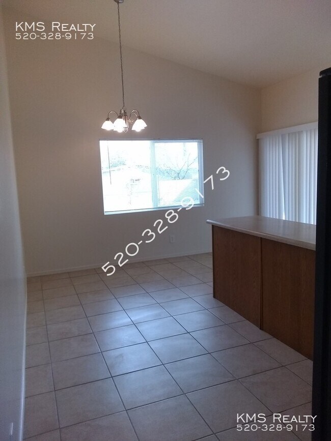 Building Photo - 4 Bedroom 2 Bath -824 W Oahu Circle - OWNE...