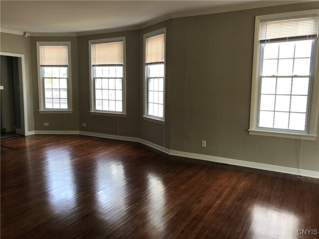 Building Photo - 1801 James St