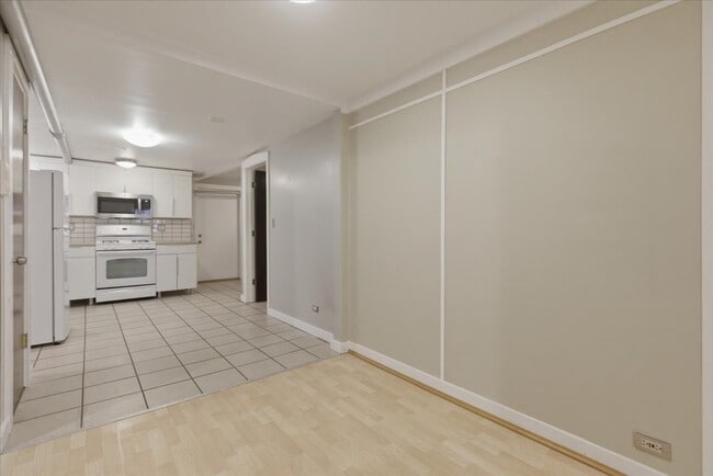 Building Photo - 6645 N Greenview Ave