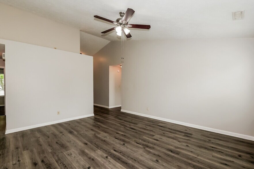 Building Photo - 10708 Tanbark Dr