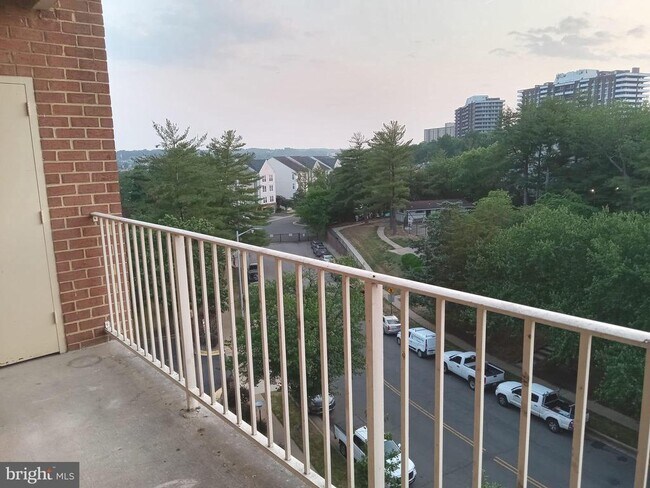 Building Photo - 5250 Valley Forge Dr